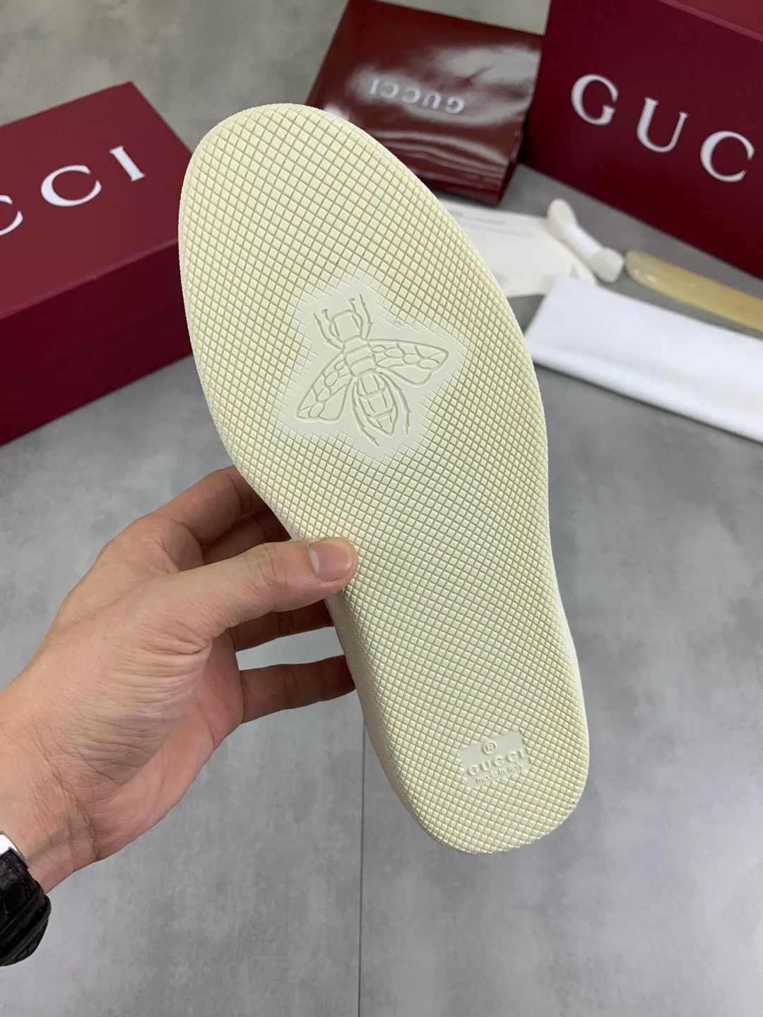 Men's shoes 💰P562 New GUCCI classic design moral training element catwalk model, matching version of top quality moral training shoes for men and women. Epoxy logo process is concave and convex, matching oil edge technology, punched cowhide cloth surface, suede cowhide surface splicing, breathable and not stuffy, the original overlasted shoe model is comfortable on the feet.  Fabric: Matched leather + cloth + mesh Lining: Water-dyed sheepskin Foot: Water-dyed sheepskin Outsole: Original molded TP matching environmentally friendly material Packaging: Top counter full set of packaging Female 35-42 (Female 41.42. Customized) Male 39-46 (46 customized)